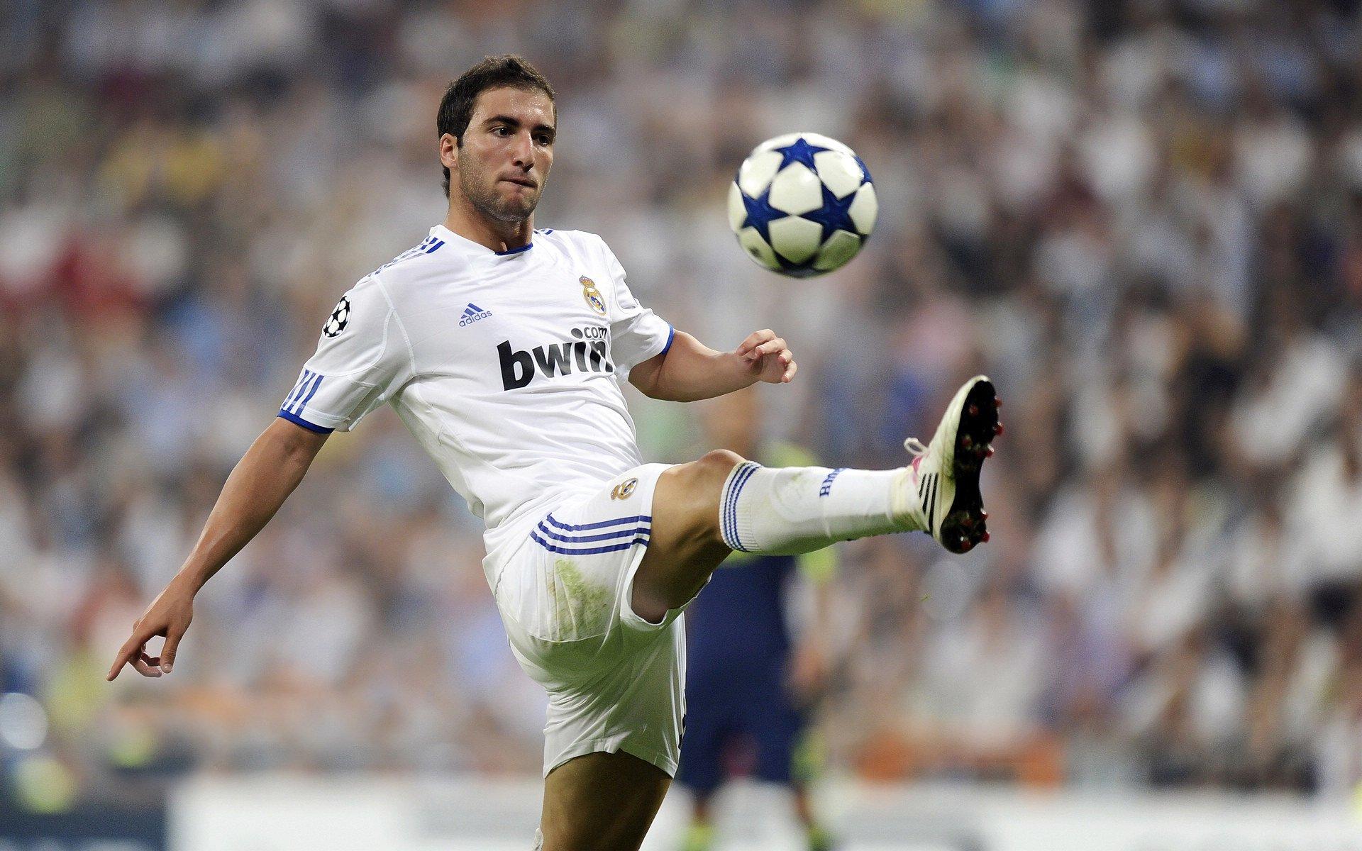 德甲联赛激战正酣，拜仁慕尼黑与多特蒙德上演巅峰对决