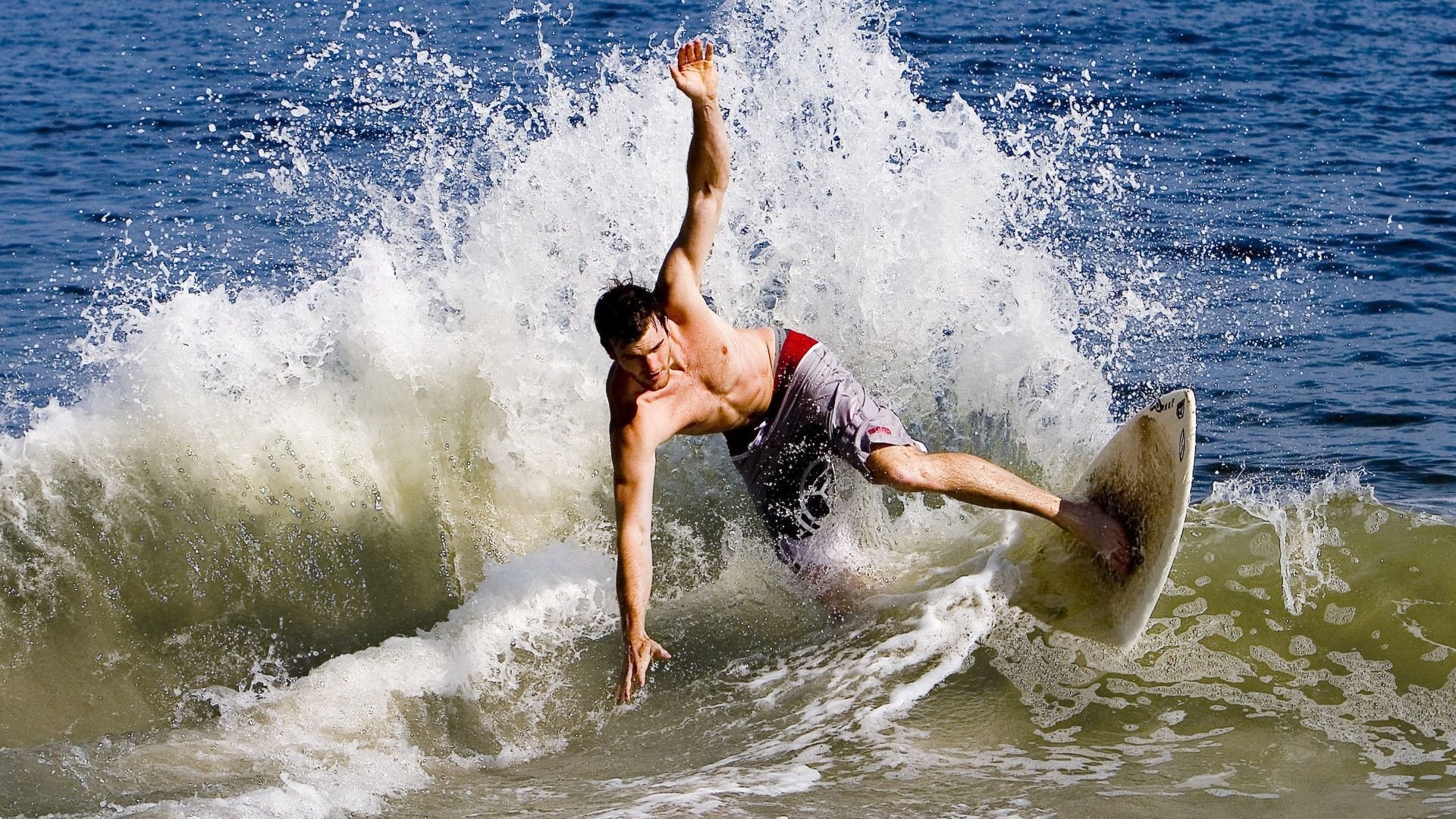 英超争冠白热化，曼城、阿森纳、利物浦三强鼎立，谁能笑到最后？-开云体育